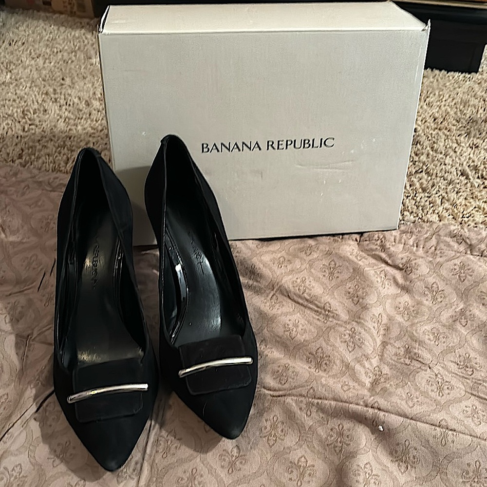 Banana Republic size 8 Marissa suede 3” heels
